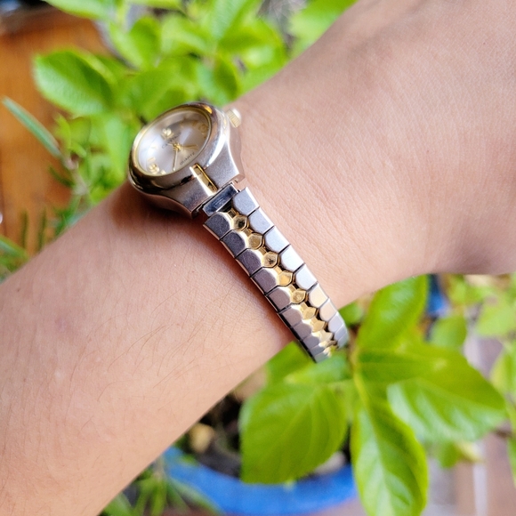 Vintage Timex Carriage Quartz Womens Womans Silver & Gold Dainty Stretch Watch - Picture 4 of 6